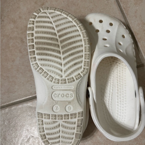 Women’s White CROCS size 9 - Picture 2 of 2